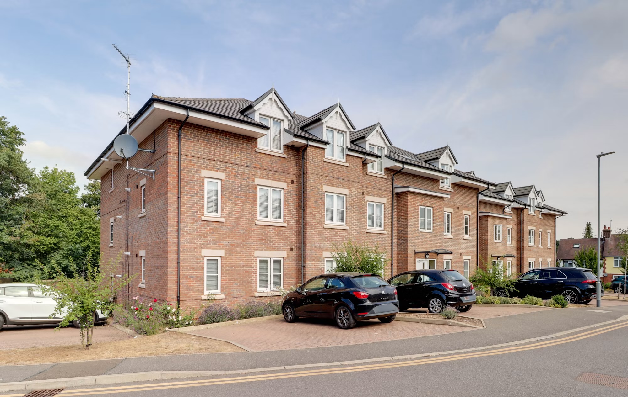 Modern 2 Bed With Views of Batchwood Golf Course